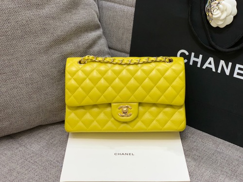 CHANEL 샤넬 클래식 미듐 플랩백 A01112
