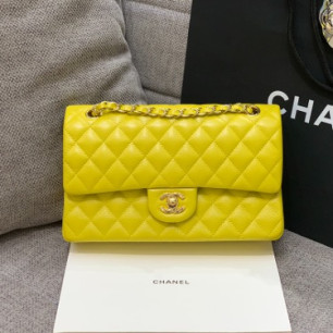 CHANEL 샤넬 클래식 미듐 플랩백 A01112