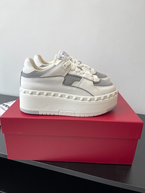 발렌티노 프리도츠 XL 스니커즈