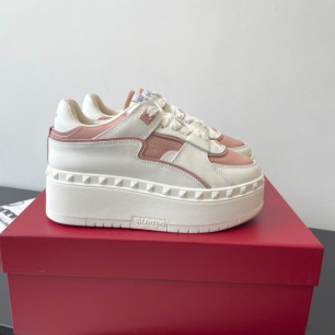 발렌티노 프리도츠 XL 스니커즈
