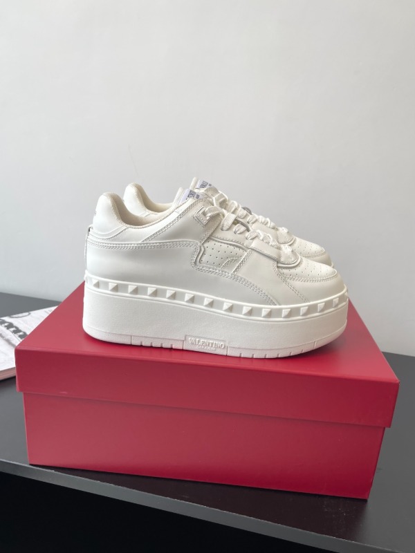 발렌티노 프리도츠 XL 스니커즈