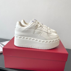 발렌티노 프리도츠 XL 스니커즈