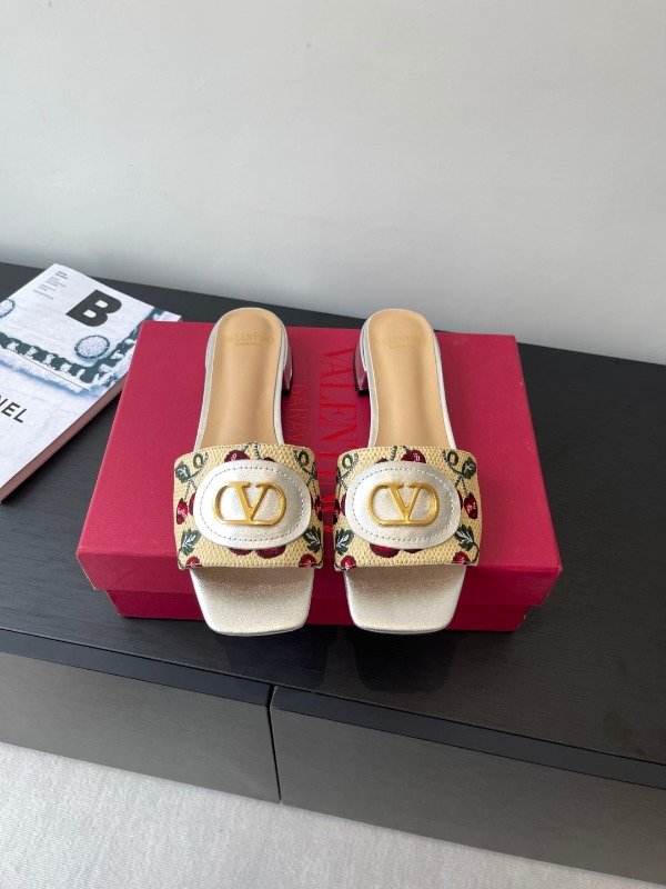 발렌티노 25/SS 신상 Vlogo Signature 체리픽 샌들