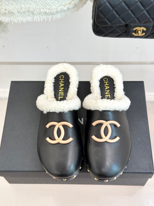 샤넬 25K F/W 신상 더블 C 뮬 로퍼