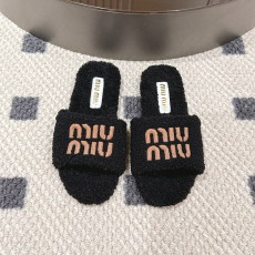 미우미우 시어링 뮬 샌들
