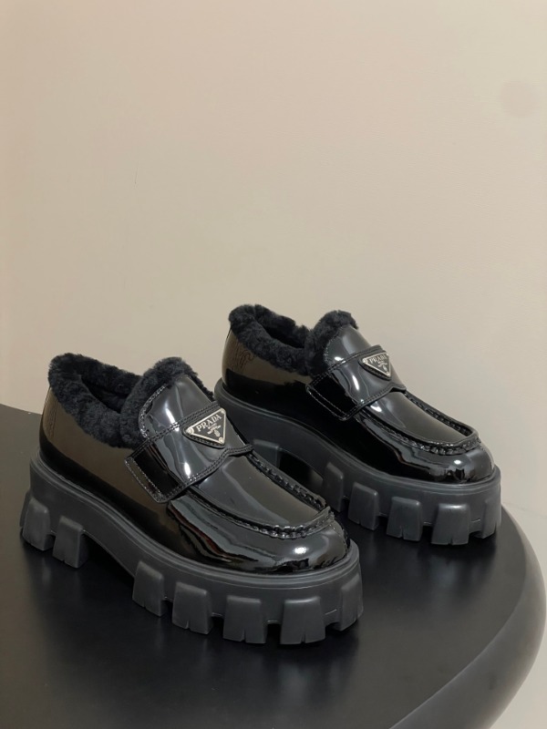 프라다 25FW 로퍼