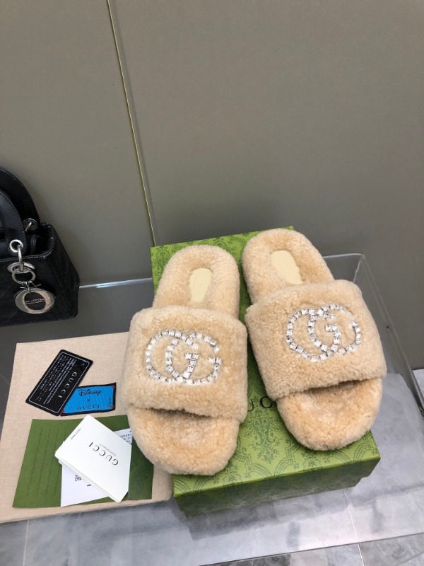 구찌 신상 시어링 슬라이드 샌들