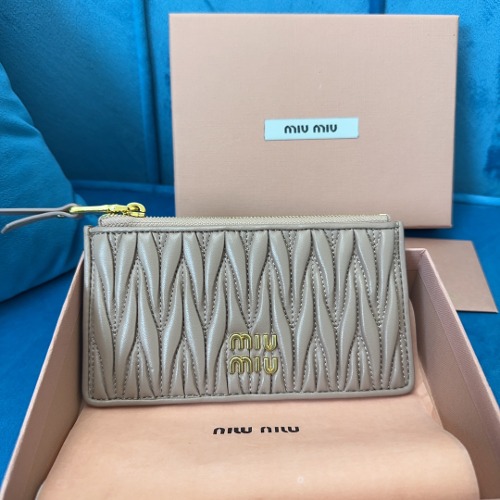MIUMIU 마테라쎄 나파 가죽 엔벌로프 지갑 5MB006