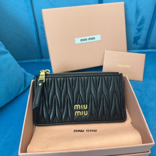MIUMIU 마테라쎄 나파 가죽 엔벌로프 지갑 5MB006