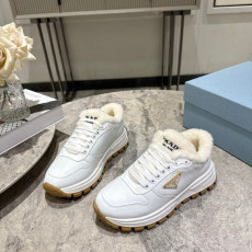 프라다 프랙스 01 시어링 스니커즈