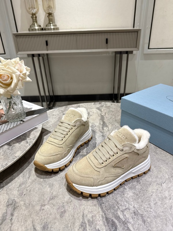 프라다 프랙스 01 시어링 스니커즈