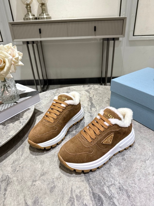 프라다 프랙스 01 시어링 스니커즈