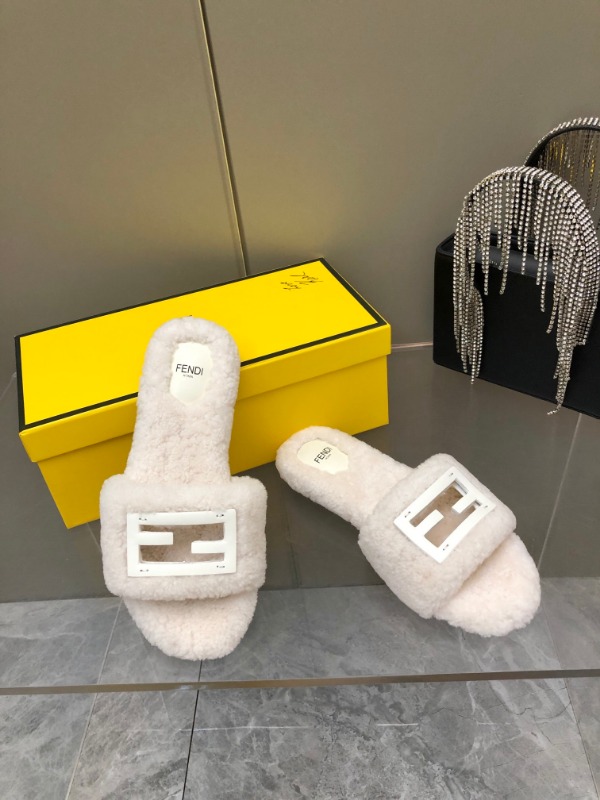 펜디 25F/W 신상 바게트 시어링 뮬