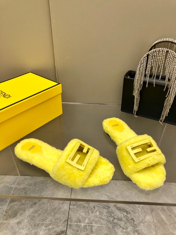 펜디 25F/W 신상 바게트 시어링 뮬
