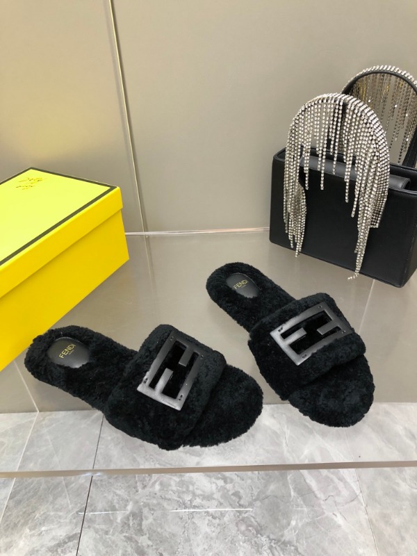 펜디 25F/W 신상 바게트 시어링 뮬