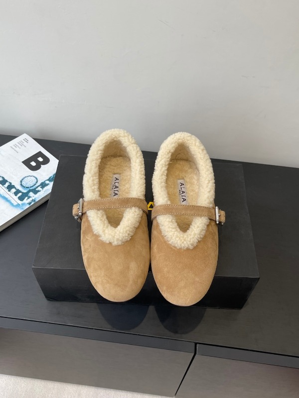 알라이아 F/W 런웨이 시어링 플랫슈즈