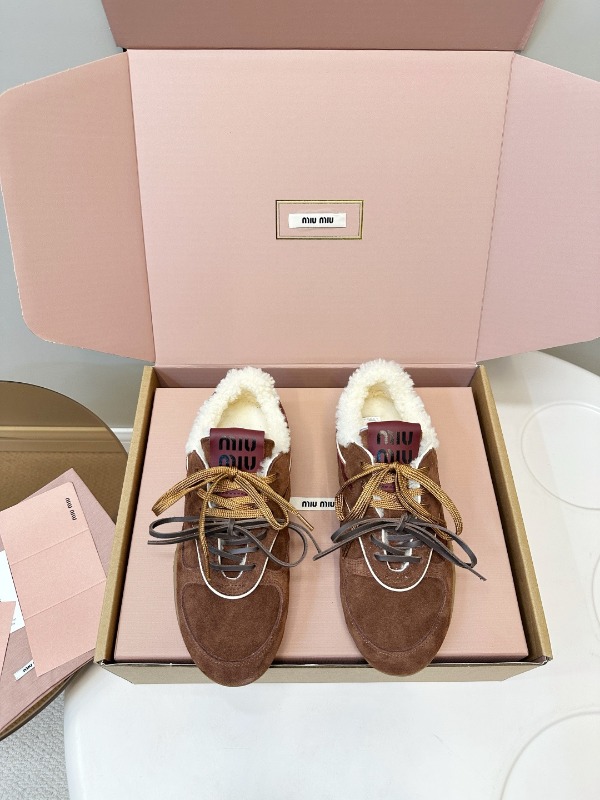미우미우 25FW 신상 시어링 스니커즈