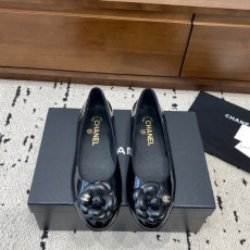 샤넬 25FW 신상 카멜리아 플랫 슈즈