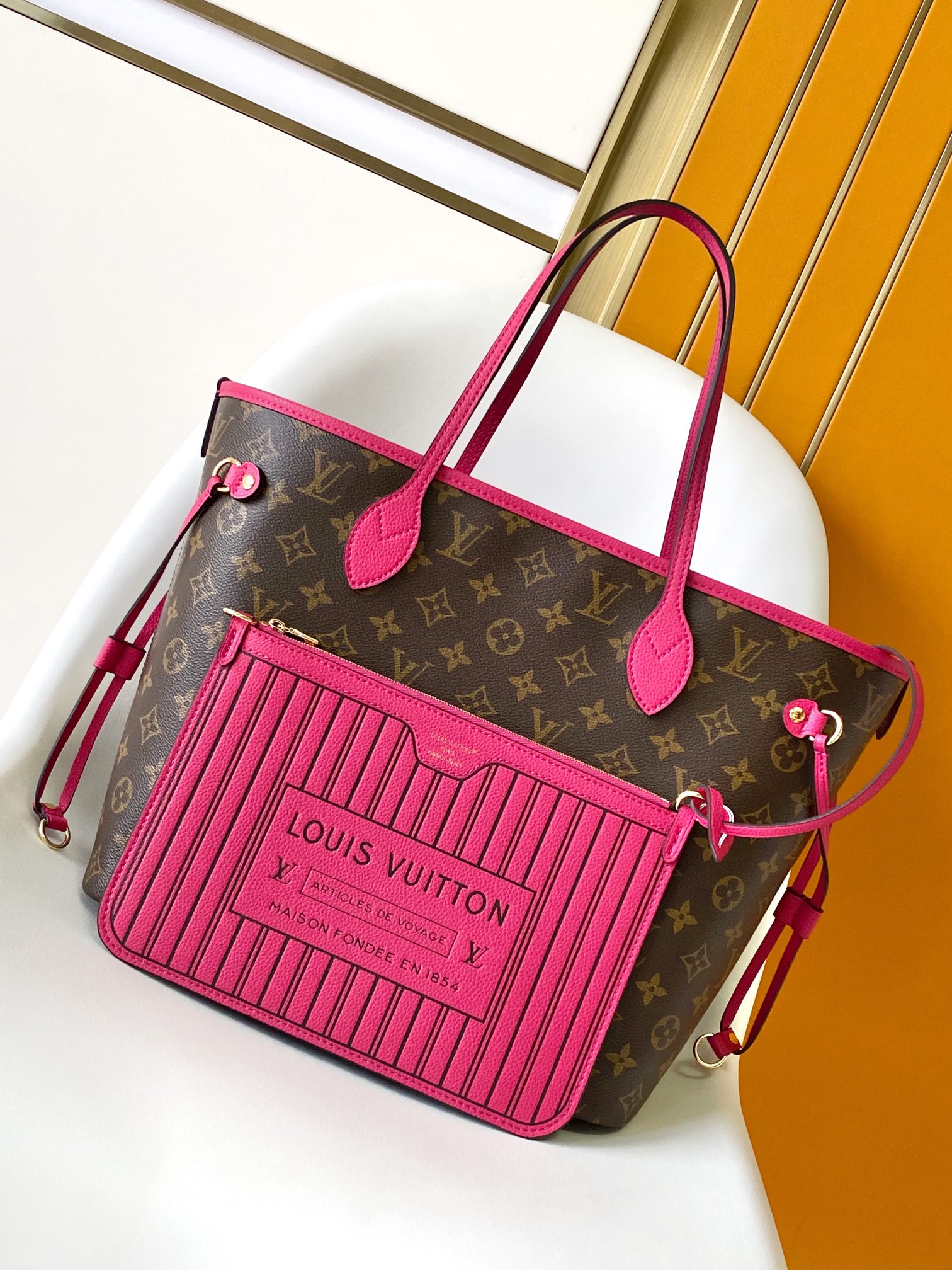 루이비통 Neverfull 인사이드 아웃 미디엄 핸드백