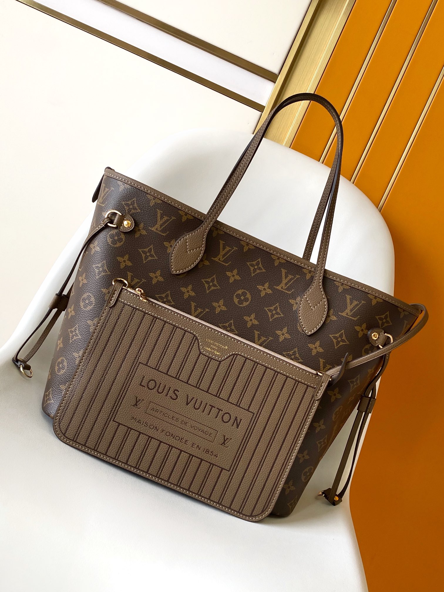 루이비통 Neverfull 인사이드 아웃 미디엄 핸드백