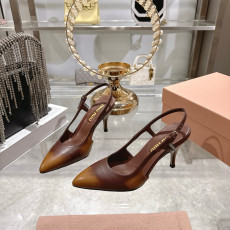 미우미우 2026S/S 슬링백 펌프스