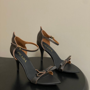 프라다 26 봄 여름 신상 앵클 스트랩 힐 샌들 8.5cm
