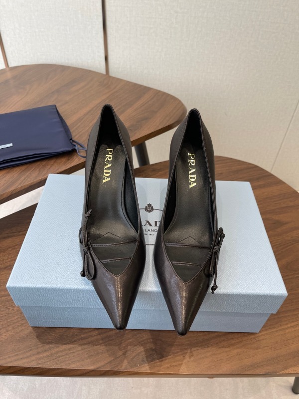 프라다 26SS 신상 펌프스 8cm