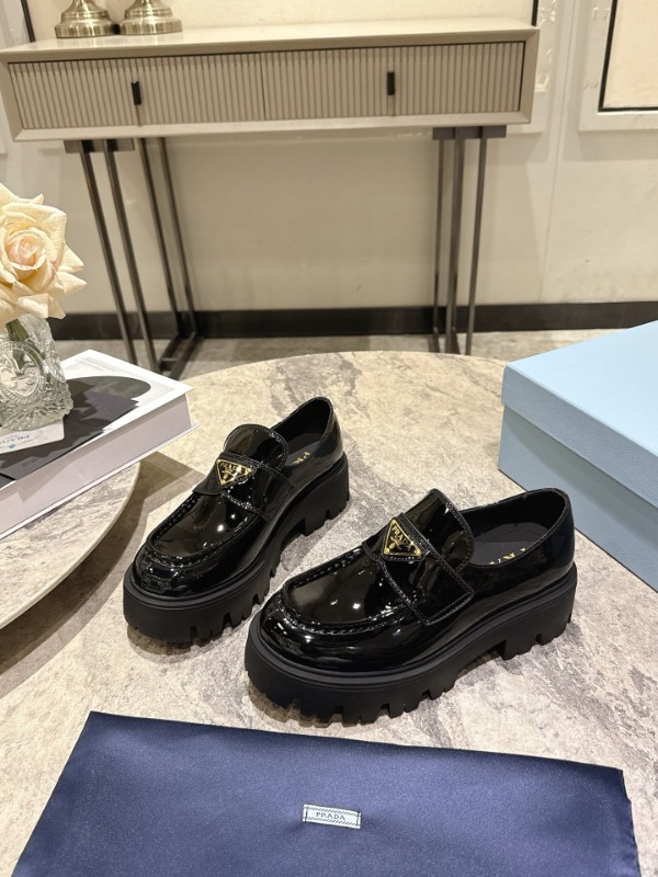 프라다 가죽 로퍼