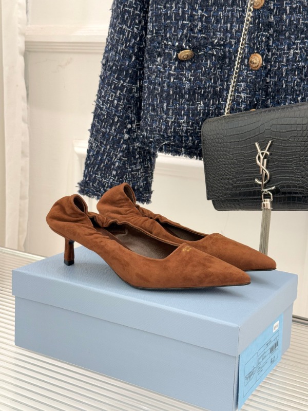 프라다 26FW 신상 포인트 토 펌프스