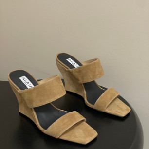 알라이아 26SS 봄 여름 신상 웨지 뮬 샌들 9.5cm