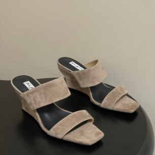 알라이아 26SS 봄 여름 신상 웨지 뮬 샌들 7cm