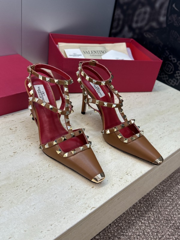 발렌티노 락스터드 라미네이트 펌프스 9.5cm