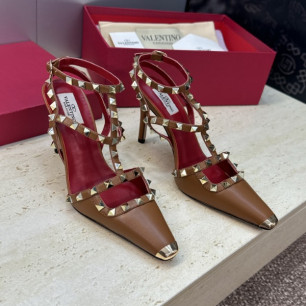 발렌티노 락스터드 라미네이트 펌프스 9.5cm