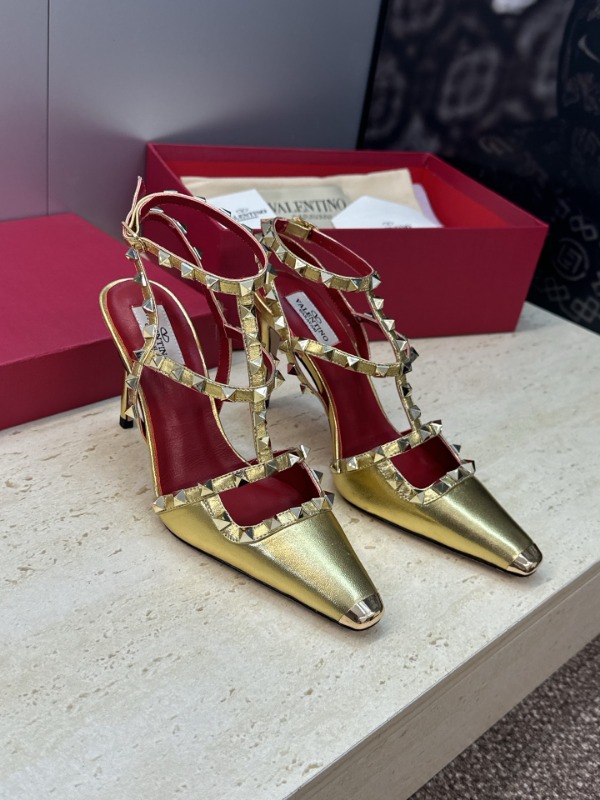 발렌티노 락스터드 라미네이트 펌프스 9.5cm