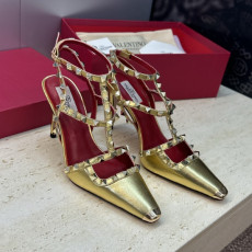 발렌티노 락스터드 라미네이트 펌프스 9.5cm
