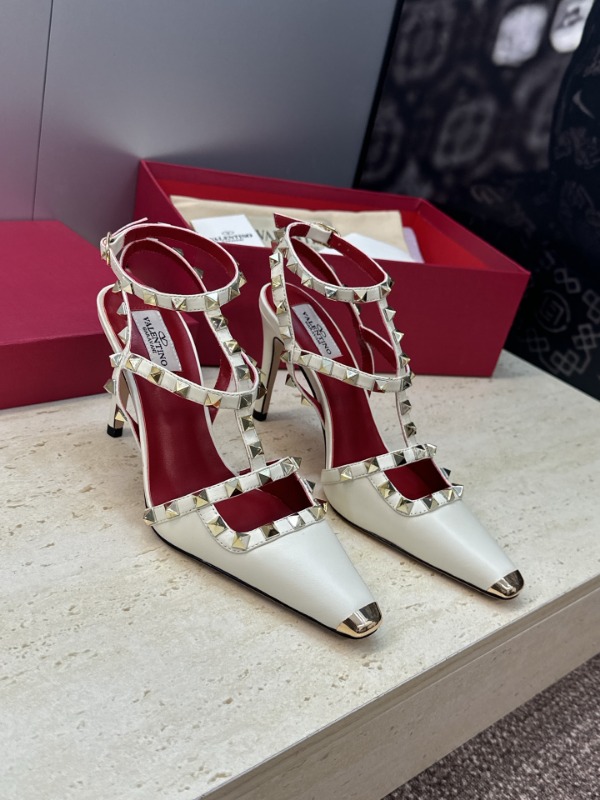 발렌티노 락스터드 라미네이트 펌프스 9.5cm