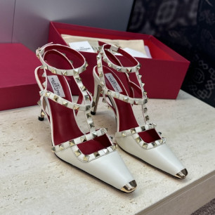 발렌티노 락스터드 라미네이트 펌프스 9.5cm