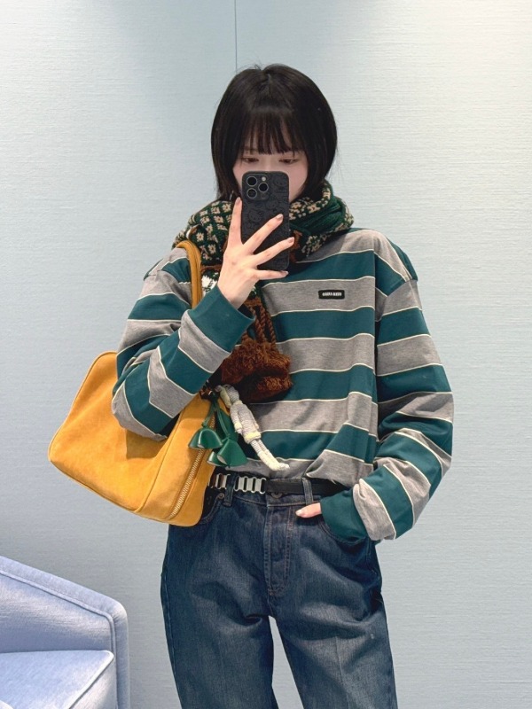 미우미우 𝟐𝟔 - 이른 봄 긴팔 티