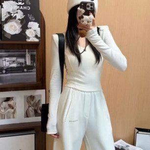 샤넬 26 신상 기모 브이넥 긴팔