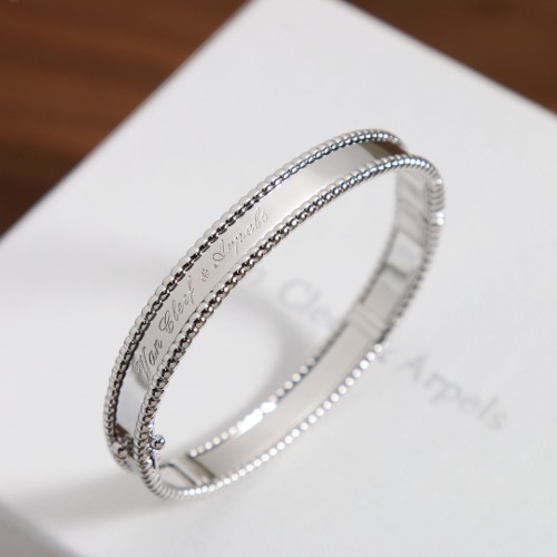 Van Cleef & Arpels 뻬를리 시그니처 브레이슬릿 팔찌