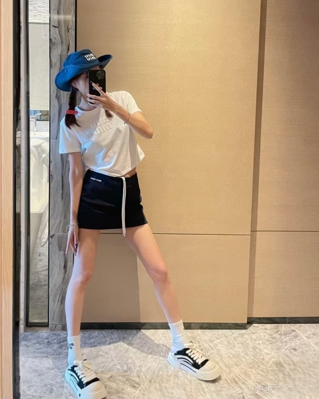 미우미우 26SS 패치 반팔 티