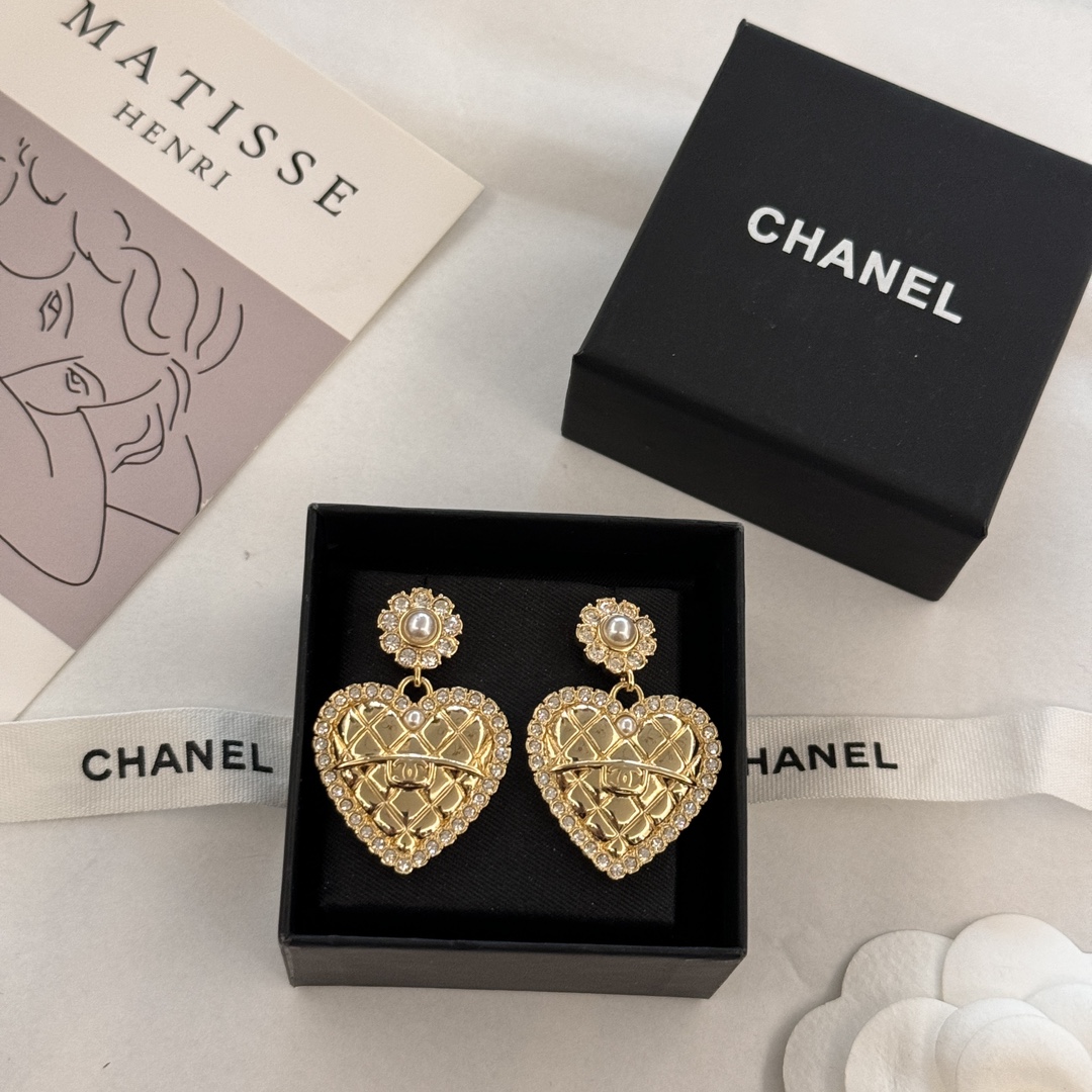 샤넬 메탈 하트 큐빅 이어링💛