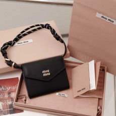 미우미우 숄더 스트랩 지갑