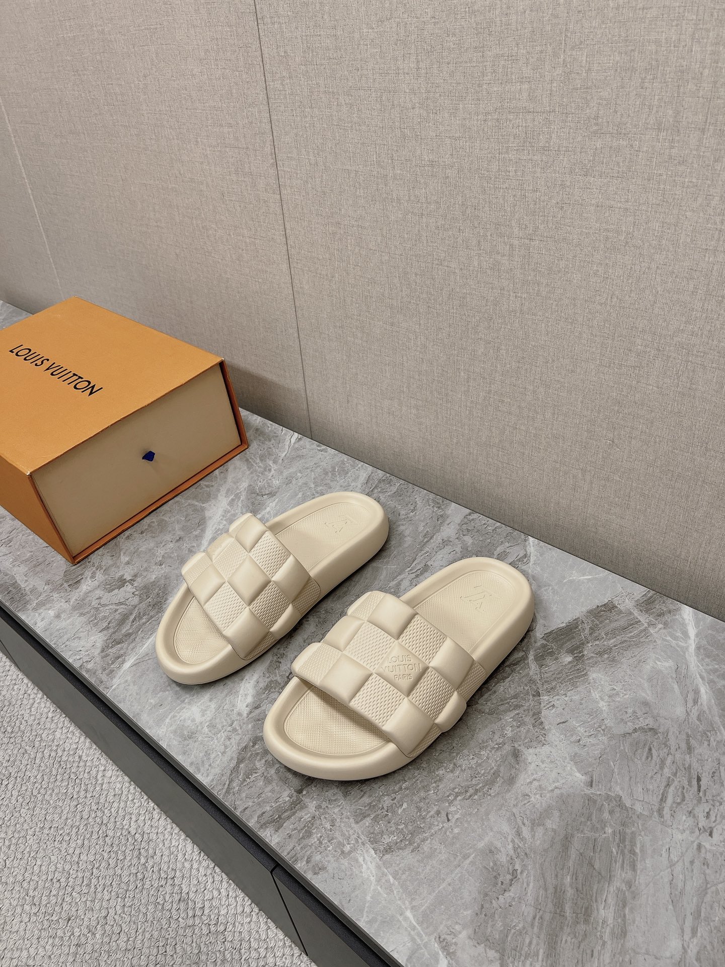 루이비통 신상 엠보싱 로고 슬라이드