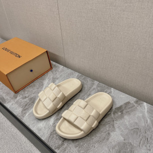 루이비통 신상 엠보싱 로고 슬라이드