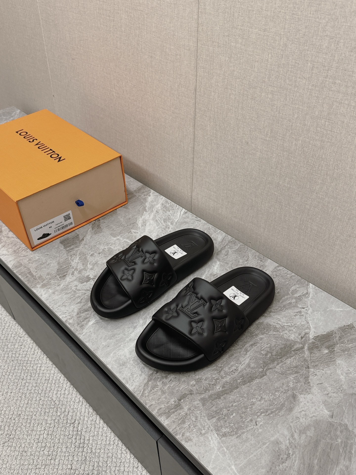 루이비통 신상 엠보싱 로고 슬라이드