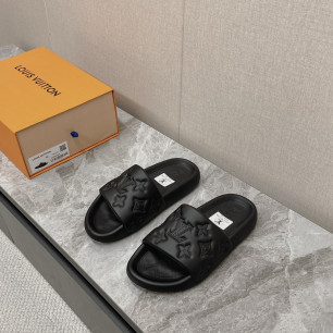 루이비통 신상 엠보싱 로고 슬라이드