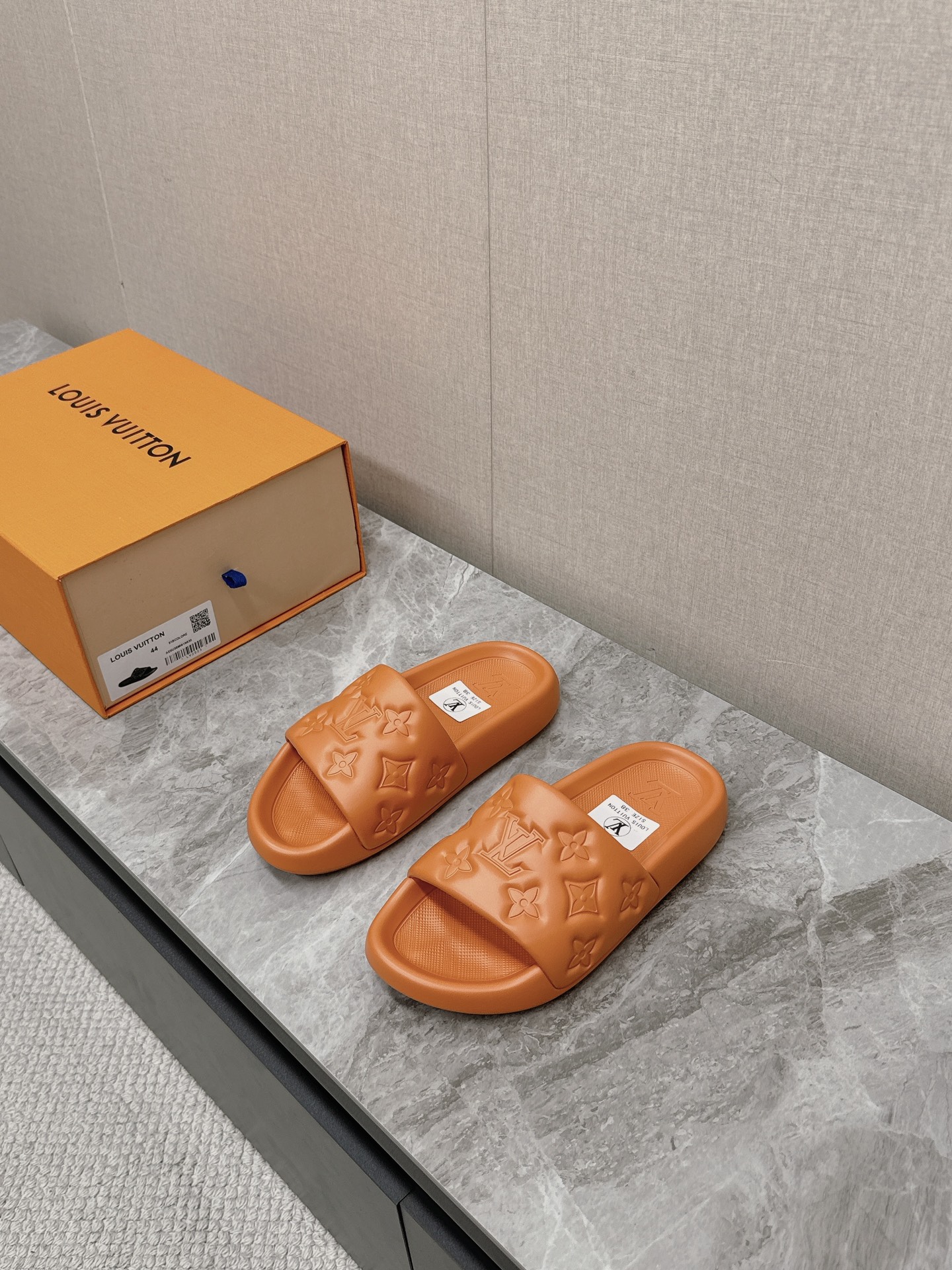 루이비통 신상 엠보싱 로고 슬라이드