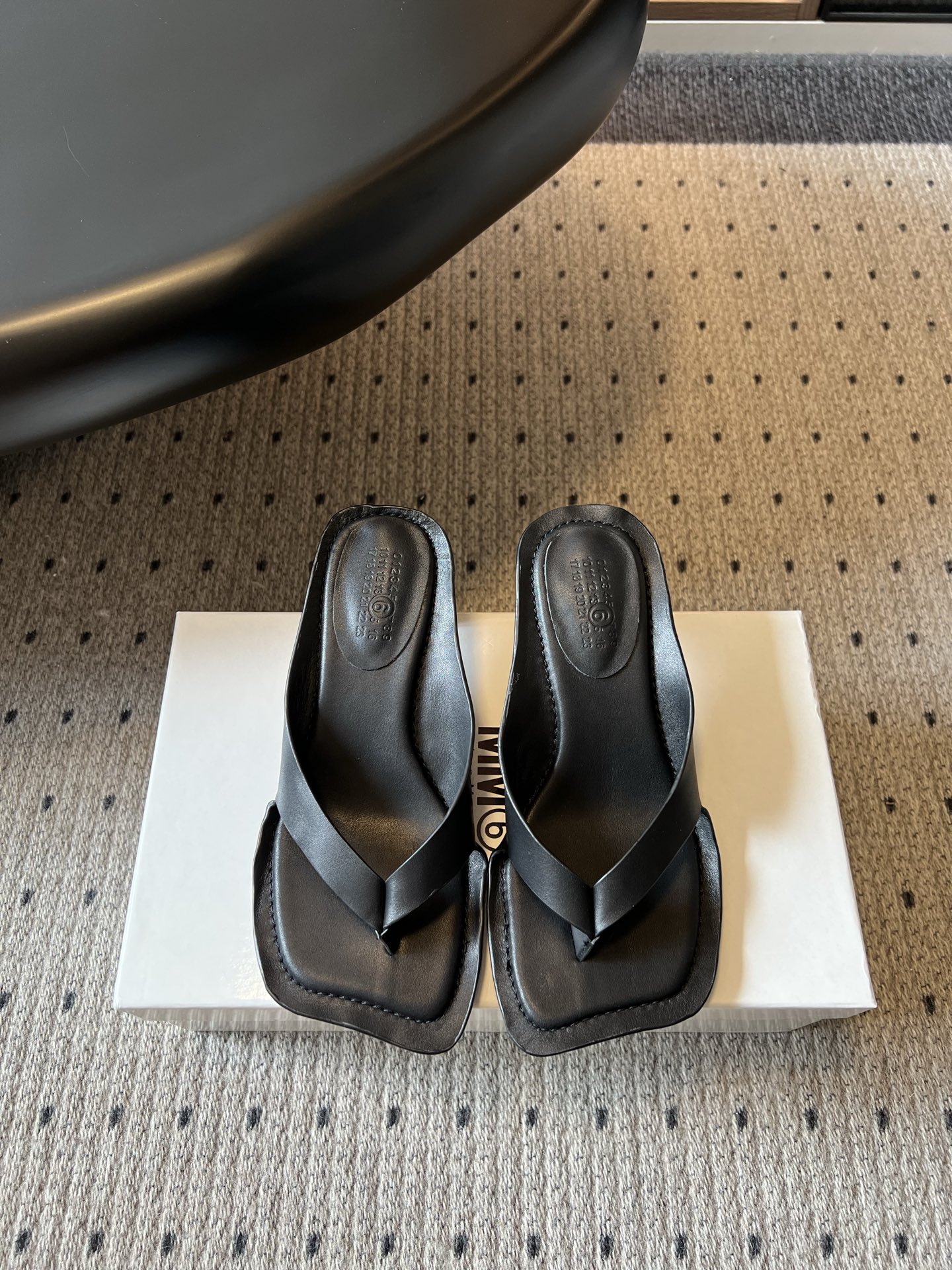 마르지엘라 26SS 신상 레더 힐 샌들 5.5cm