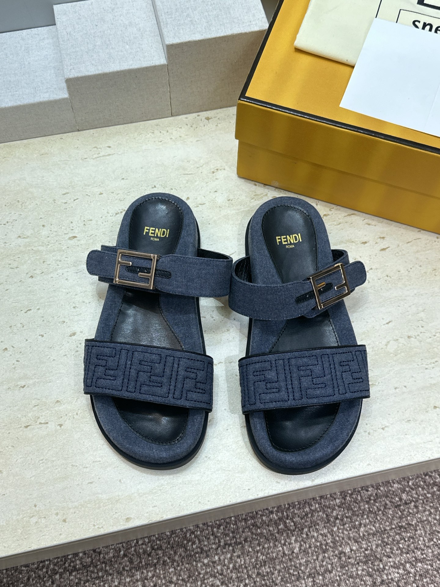 펜디 필 슬라이드